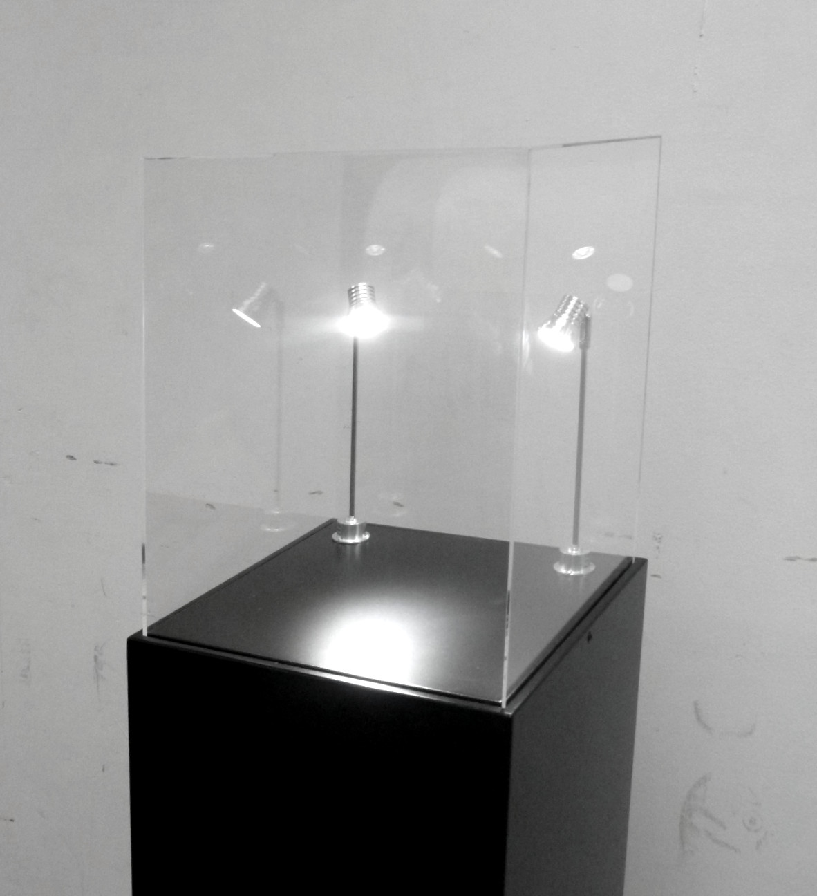 totem espositivo con sistema di illuminazione mediante faretti led